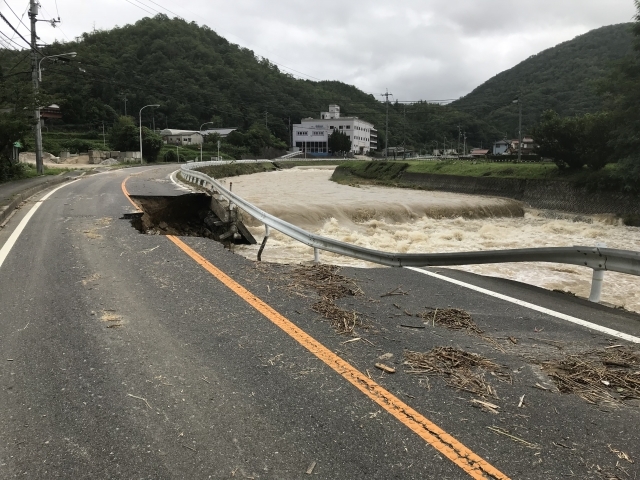 西日本豪雨によって崩れ落ちてしまった道路の画像