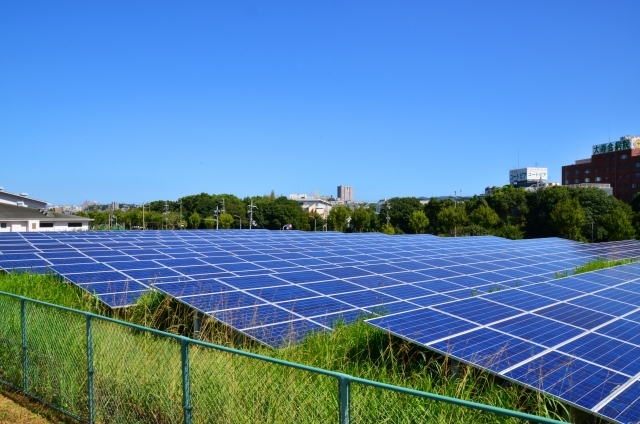 企業に設置された太陽光パネルの画像