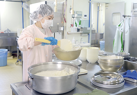 給食調理員の仕事風景