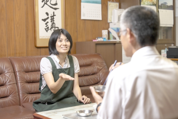 手当をする先生の写真