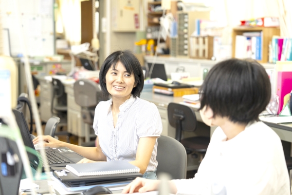 同僚と談笑している先生の写真