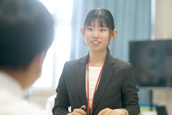 教壇に立っている先生の写真