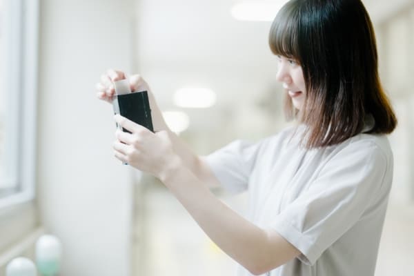 集中して書類を見る先生の写真