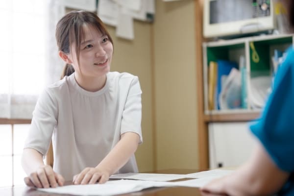 黒板の前で食育の授業をする先生