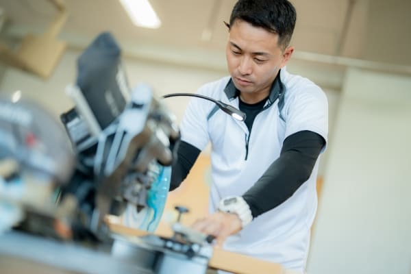 木を電動のこぎりで切っている写真