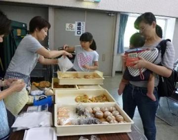 もったいない市で手ごねパンを販売している様子