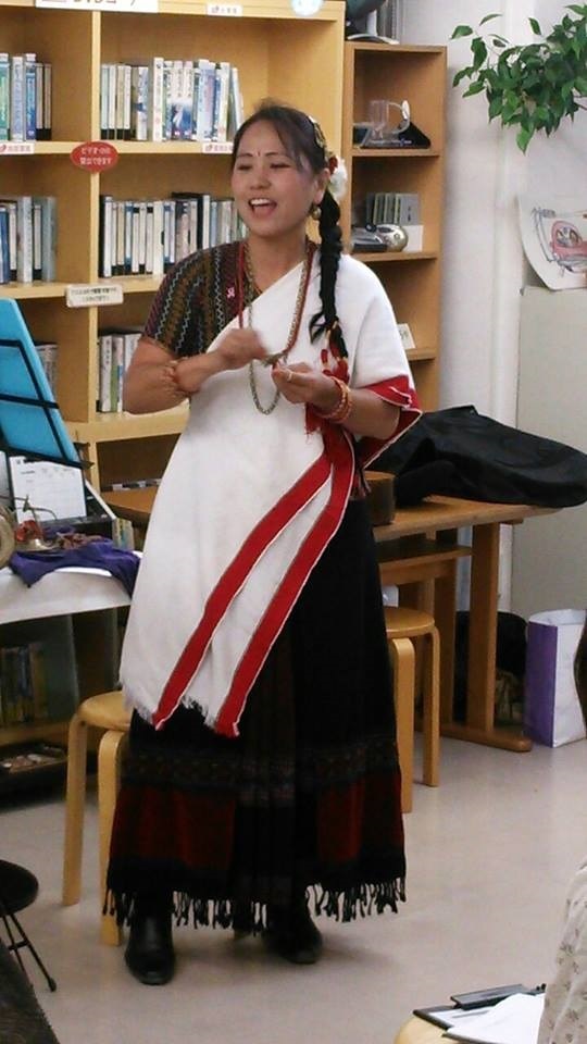 スンダリミカさんがネパールの歌謡曲を披露する様子