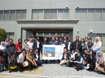 「アジア地域の低炭素社会シナリオの開発」プロジェクトメンバーと岡山市東部クリーンセンターを見学したときの様子の写真