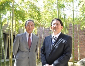 事務長の釼持さん（左）と学芸課長の浅利さん（右）の写真