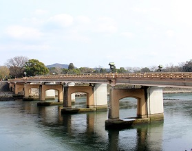 旭川にかかる鶴見橋の写真