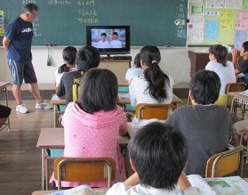 ビデオレターを見る子どもたちの様子