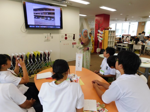 マレーシアの学校生活を紹介している様子