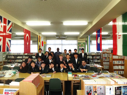 留学生たちと中学生の写真