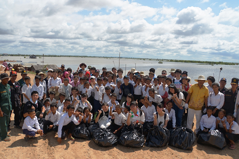 トンレサップ湖の水上にある小学校に通う子供たちとの清掃活動3