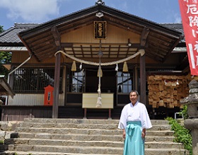 龍之口八幡宮と宮司の有森祥勝さん