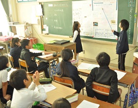 高島小学校で行われたアユモドキの授業の様子1