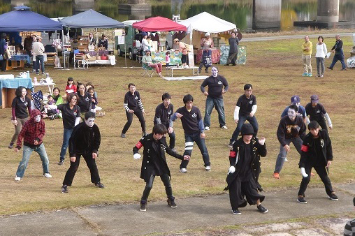 中学生とダンス披露