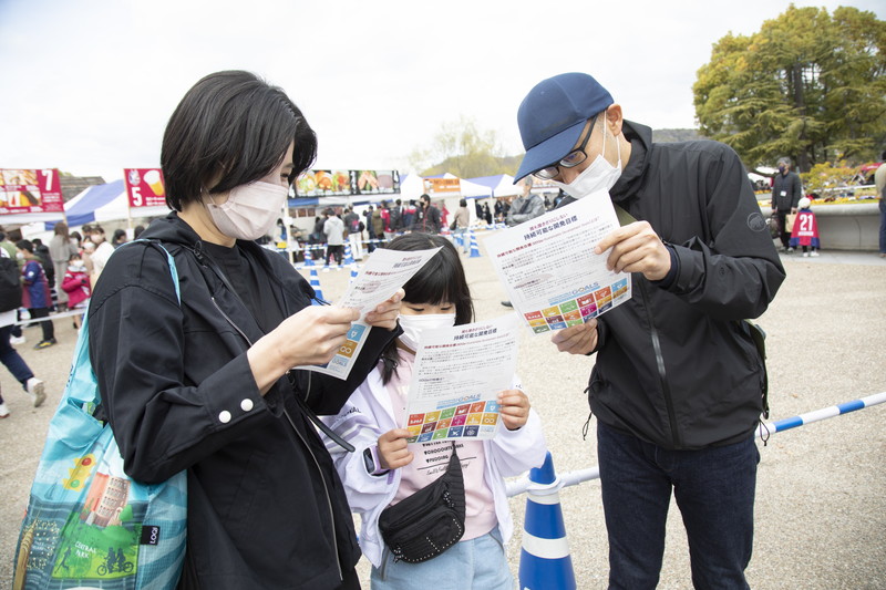 クイズに取り組む様子