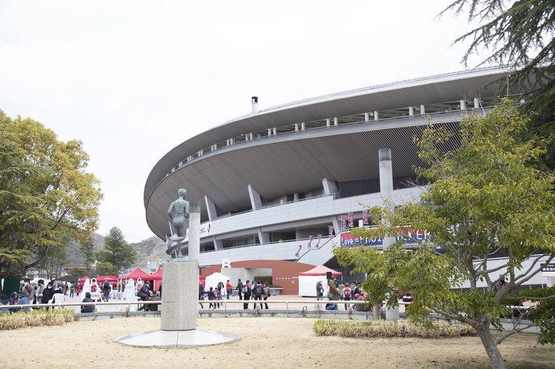 (17)シティライトスタジアム前に建つ人見絹枝像