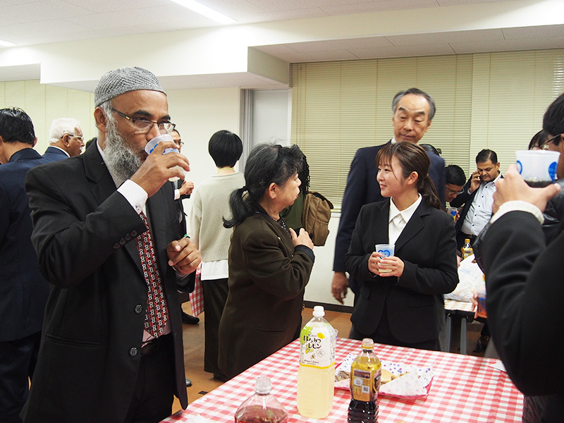 交流会を楽しむ人々