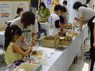 廃材を利用して自分だけのアート作品を作成している様子