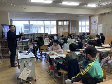 小学校でワーク活動をしている児童たち