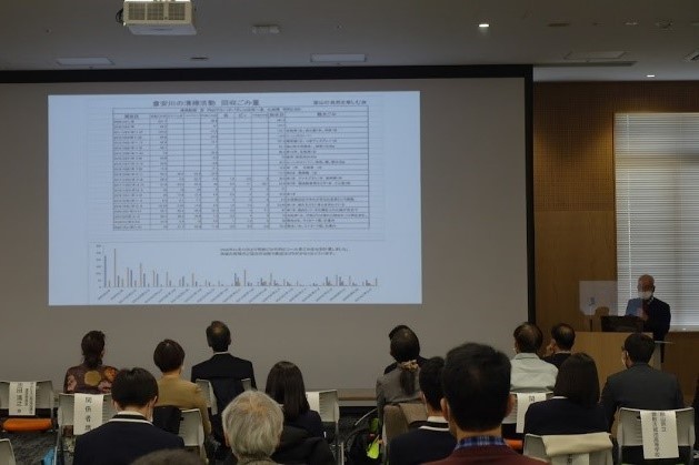 富山の自然を楽しむ会の発表の様子