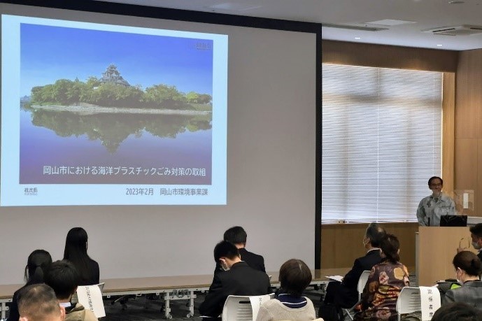 岡山市環境局環境事業課資源循環推進室　吉田章裕室長のプレゼンテーションの様子