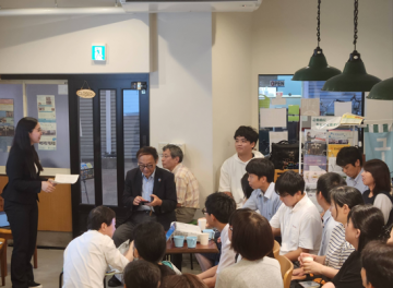参加者と会話する馬越さん