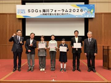 川柳最優秀者の記念写真