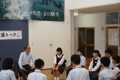 岡山中央中学校のいいところ、好きなところなどについて話をする様子