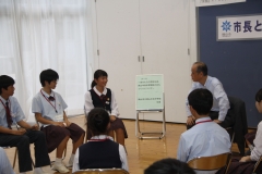 岡山中央中学校の取り組みなどについて話をする参加者