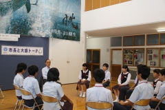 岡山中央中学校の取り組みなどについて話をする様子