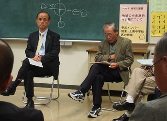 岡山の情報発信について話をする参加者