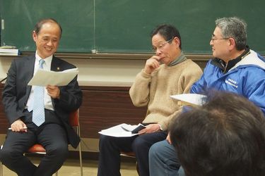 上道駅　砂川について話をする様子