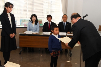 山脇教育長から表彰状を受け取る園児の写真