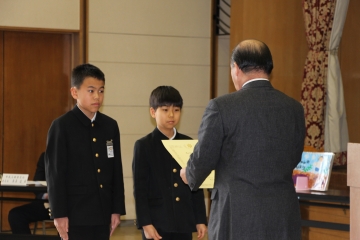 児童会を代表して表彰を受けるお二人。おめでとう！