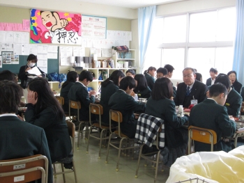 教室で生徒と一緒においしい給食を食べました
