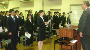 写真：新採用教職員代表の宣誓