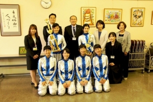 写真：芳泉中学校ダンス部表敬訪問