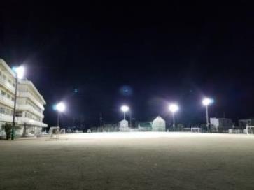 旭操小学校グラウンド夜間照明の写真2