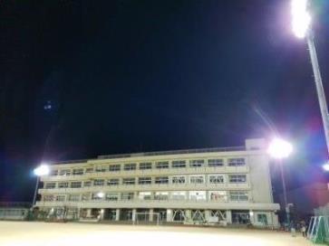旭操小学校グラウンド夜間照明の写真