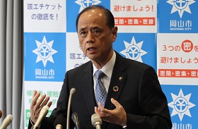 質疑応答をする大森市長の様子2