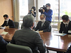 岡山市議会　新型コロナウイルス感染症対策プロジェクトチーム会議　提言書提出の様子