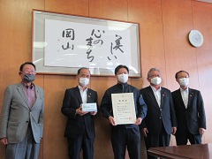 中国・洛陽市の企業からのマスク贈呈式の様子