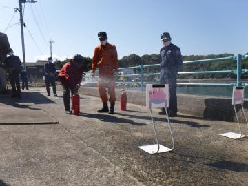 水消火器を使用した消火訓練の様子