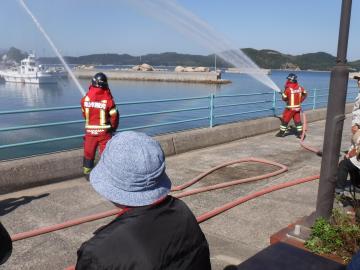 消防職員による放水訓練