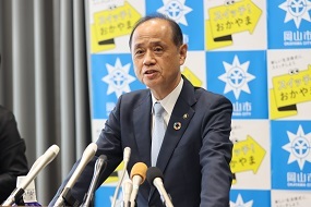 記者会見中の大森雅夫岡山市長