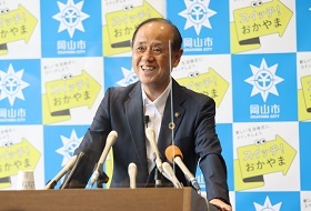 岡山芸術創造劇場について説明する大森雅夫岡山市長