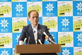 質疑応答中の大森雅夫岡山市長